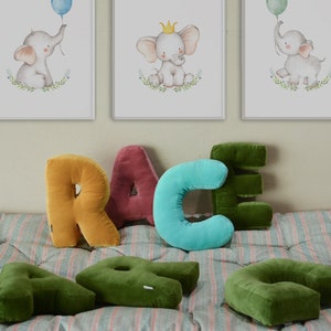 Almofada de tecido de veludo personalizada com letras do alfabeto para crianças - Almofada de monograma de berçário, Almofada de letras, Almofada em formato de letras