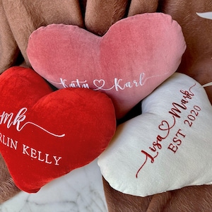 Personalisiertes Herz Kissen - Benutzerdefinierter Name & Datum gestickt - Valentinstag Geschenk für Sie / Ihn - Premium Samt Kissen - Jubiläum Andenken