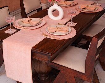 Tafelloperset van katoenfluweel met ronde gewatteerde placemats, onderzetters en katoenen servetten