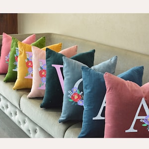 Funda de cojín de terciopelo con monograma, funda de almohada personalizada con letras iniciales, cojín con letras del alfabeto, bordado, regalos para parejas, regalos de San Valentín