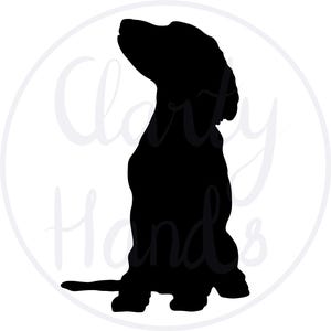 Può includere: Silhouette nera di un cane seduto e che guarda in alto. Il cane è in posizione seduta con le zampe anteriori a terra e le zampe posteriori estese.