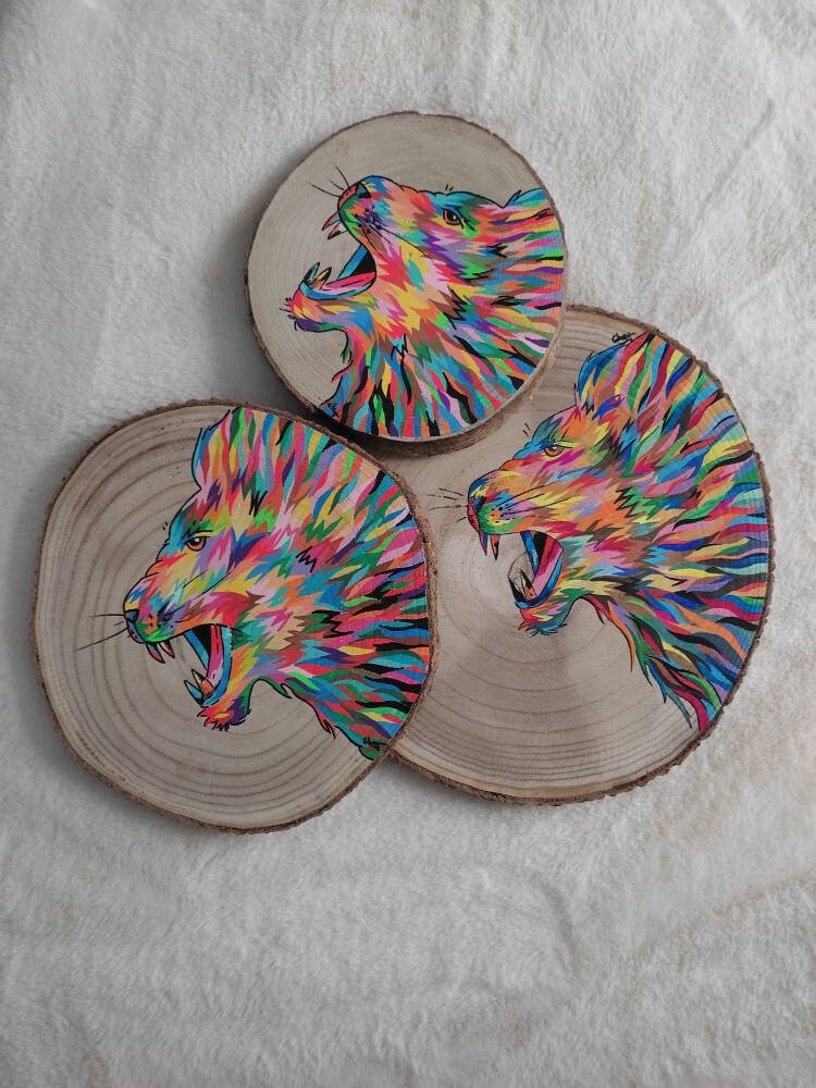 Peinture Lion sur Rondin