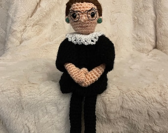 Muñeca de ganchillo de Ruth Bader Ginsburg