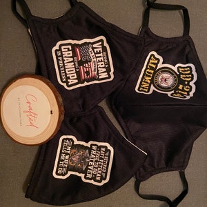 Custom Printed - Gepersonaliseerd - Zwarte of blauwe maskers met neusdraad en elastische oorlussen voor eenvoudige aanpassing. Herbruikbaar en wasbaar