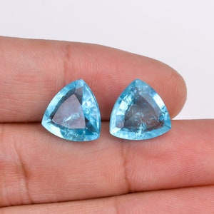 Fantastico laboratorio di alta qualità creato Swiss Blue Topaz Trillion Shape Cut Stone Gemstone Pair per la realizzazione di orecchini 8 Ct. 12X12X6 mm L-309