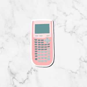 Könnte beinhalten: Ein rosa Etikettendrucker mit einem blauen Bildschirm und einer grauen Tastatur. Der Etikettendrucker befindet sich auf einem weißen Marmoruntergrund.