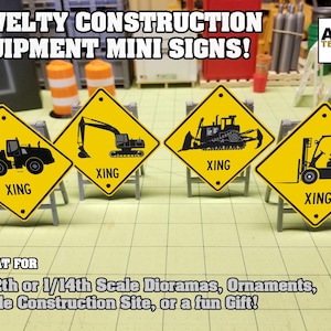 Könnte beinhalten: Vier gelbe Mini-Schilder für Baumaschinen mit schwarzen Silhouetten eines Radladers, Baggers, Bulldozers und Gabelstaplers. Jedes Schild trägt das Wort "XING" und eignet sich für Dioramen, Ornamente oder eine Baustelle.