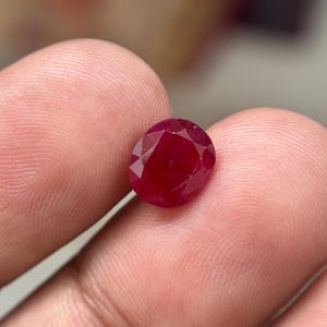 Natürlicher Rubin Edelstein, 2.20 Karat Oval aus Afrika