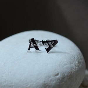 Puces d&#39;oreilles en or massif, Puces d&#39;oreilles en forme de lettre, Puces d&#39;oreilles en diamant en or blanc