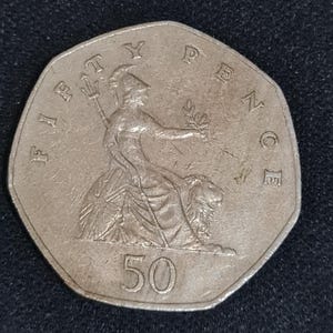 Moneda Britannia de 50 peniques del Reino Unido de 1985. Moneda grande de cincuenta peniques anterior a 1997. Reina Isabel II. Moneda decimal británica de colección. Moneda circulante antigua.