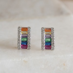 Sterlingzilveren oorringen met regenboogkleurige zirkonia: sierlijk en hypoallergeen