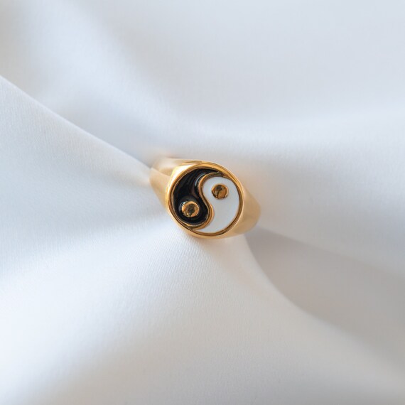 WATER Signet Ring in Brass WATER Signet Ring in Brass