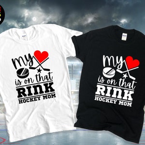 Meu coração está naquele rinque, camisa da mãe do hóquei, camiseta engraçada do hóquei, camiseta da mãe do hóquei, presente da mãe do hóquei, camisetas para amantes do hóquei, camiseta unissex de manga curta.