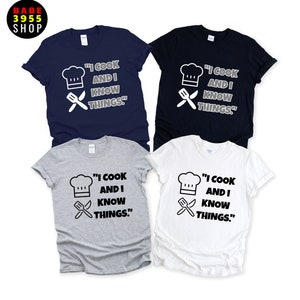 Puede incluir: Cuatro camisetas con un gráfico de gorro de cocinero y utensilios cruzados y el texto "Cocino y sé cosas."