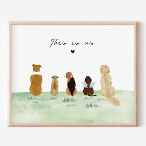 Può includere: Stampa ad acquerello incorniciata raffigurante cinque cani di razze diverse, ognuno con colori e segni distintivi, seduti su un'area erbosa verde. Il testo "This is us" è sopra i cani, con il nome di ogni cane sotto.