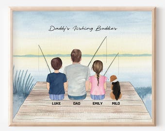 Puede incluir: Impresión en acuarela de una familia pescando. La imagen muestra a un padre, un hijo, una hija y un perro sentados en un muelle de madera, con cañas de pescar en el fondo. El texto "Daddy's Fishing Buddies" está escrito en la parte superior.