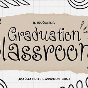 Peut inclure: Téléchargement de police numérique pour la police "Graduation Classroom". La police est de style manuscrit fantaisiste avec des volutes et des fioritures. Le texte est sur un fond de papier brun avec un motif quadrillé.