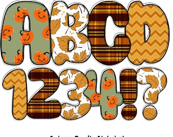 Può includere: Un fantasioso set di alfabeto e numeri a tema autunnale. Le lettere e i numeri sono decorati con motivi tra cui zucche, foglie autunnali e plaid. Il testo in basso recita "Autumn Doodle Alphabet, Uppercase, Lowercase, Number and Punctuation."