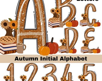 Può includere: Un set grafico digitale intitolato Autumn Initial Alphabet che presenta 36 lettere e numeri in un carattere marrone testurizzato. Ogni carattere è decorato con illustrazioni di girasoli in una brocca, una torta su dei libri, una tazza e zucche.