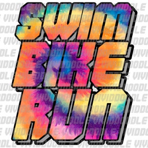 Puede incluir: Un diseño de tie-dye colorido con las palabras "Swim Bike Run" en letras negras delineadas. El fondo es un patrón blanco.