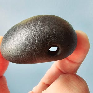 Capolavoro di pietra celtica con un grande foro da collezione dall'Irlanda. Pietra megera irlandese, Pietra megera premium - 40