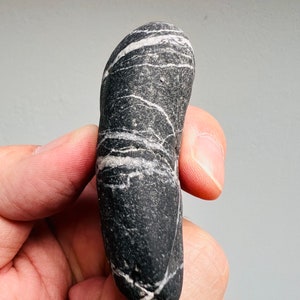 Une pierre de souhaits celtique noire rare avec un grand cercle blanc sur la pierre à l'intérieur/pierre rare/roche rayée naturelle/cadeau spirituel/pierre de souhaits-75 image 5