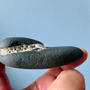 Un capolavoro di pietra celtica dei desideri a forma di barca - Pietra celtica dei desideri/Pietra della strega/Pietra barca/Pietra rara/Roccia naturale a strisce 102/150 g
