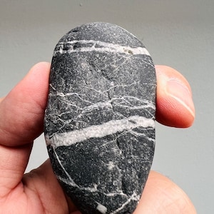 Une pierre de souhaits celtique noire rare avec un grand cercle blanc sur la pierre à l'intérieur/pierre rare/roche rayée naturelle/cadeau spirituel/pierre de souhaits-75 image 1