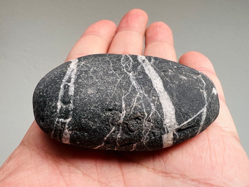 Une pierre de souhaits celtique noire rare avec un grand cercle blanc sur la pierre à l'intérieur/pierre rare/roche rayée naturelle/cadeau spirituel/pierre de souhaits-75 image 4