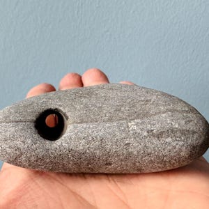 Capolavoro molto raro, pietra della strega con un grande buco e due colori: pietra bucata, pietra della vipera, pietra della strega, pietra di Odino, portafortuna 95/101g