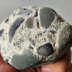 Una piedra de pudín de conglomerado grande muy rara de Irlanda: piedra de pudín irlandés, piedra de pudín irlandés, piedra celta, piedra rara, minerales crudos