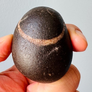 Un capolavoro di pietra dei desideri celtica con cerchio rosso - Pietra dei desideri irlandese/pietra della strega/pietra dei desideri/pietra rara/roccia naturale a strisce - 63/85 g