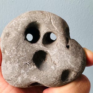 Raro capolavoro di pietra della strega irlandese con molteplici grandi fori da Galway - Pietra sacra naturale, pietra della strega celtica, amuleto, pietra di Odino 198