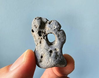Une petite pierre de sorcière très unique du point le plus au nord de l'Irlande - Ancienne pierre de sorcière celtique, pierre d'addition, pierre de sorcière, amulette-132