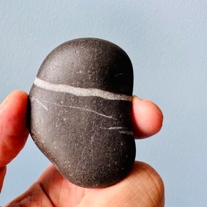Un capolavoro di pietra celtica dei desideri dall'Irlanda - Pietra celtica dei desideri/Pietra della strega/Pietra dei desideri/Pietra rara/Roccia naturale a strisce -127/100 g