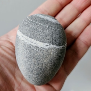 Un capolavoro di pietra dei desideri celtica dall'Irlanda - Pietra dei desideri celtica/Pietra della strega/Pietra dei desideri/Pietra rara/Roccia naturale striata - 22, 122 g