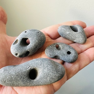 Da 2 a 4 rare pietre di megera celtica con fori naturali dall'Irlanda: pietra di megera irlandese, pietra bucata, pietra di vipera, pietra di strega, pietra di Odino, pietra pagana