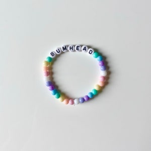 Bracelet perlé Bumhead | Bracelet arc-en-ciel, bracelet coloré, cadeau drôle, mots drôles, cadeaux jurés, remplissage de bas, perles colorées