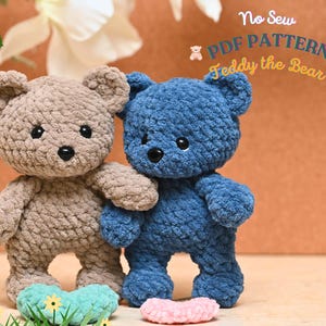 Peut inclure: Deux ours en peluche crochet&eacute;s, l'un brun et l'autre bleu, sont debout c&ocirc;te &agrave; c&ocirc;te. Les ours ont des yeux et des nez noirs. L'ours brun tient la main de l'ours bleu. Patron PDF sans couture Teddy l'ours.