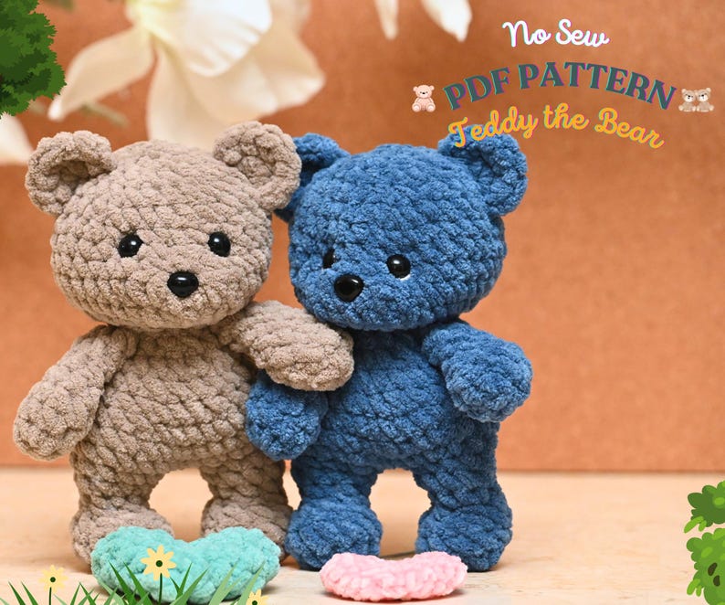 Peut inclure: Deux ours en peluche crochet&eacute;s, l'un brun et l'autre bleu, sont debout c&ocirc;te &agrave; c&ocirc;te. Les ours ont des yeux et des nez noirs. L'ours brun tient la main de l'ours bleu. Patron PDF sans couture Teddy l'ours.