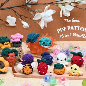 Könnte beinhalten: Eine Sammlung farbenfroher, handgefertigter Amigurumi-Figuren aus Häkelarbeit, darunter eine Sonnenblume, eine Erdbeere und ein Oktopus, angeordnet auf einem Holztablett. Das Bild enthält den Text "No Sew PDF Pattern 15 in 1 Bundle."