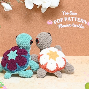 Peut inclure: Deux jouets tortues en crochet en forme de fleur. L'un est turquoise avec une fleur violette et l'autre est gris avec une fleur orange. Le texte "No Sew PDF PATTERN Flower turtle" est au-dessus des jouets.