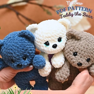 Peut inclure: Trois ours en peluche crochet&eacute;s en bleu, blanc et marron. Les ours sont assis sur la main d'une personne. Le texte "No Sew PDF Pattern Teddy the Bear" est visible en arri&egrave;re-plan.