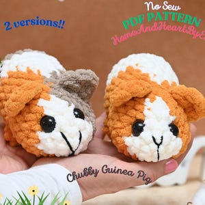Puede incluir: Dos juguetes de amigurumi de conejillo de indias de crochet, uno con pelaje marrón, naranja y blanco y el otro con pelaje blanco y naranja. Los juguetes tienen ojos negros y están sosteniendo sus patas hacia arriba. La imagen incluye el texto "No Sew PDF PATTERN Home And Heart By Eva" y "Chubby Guinea Pig".