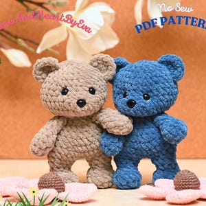Peut inclure: Deux ours en peluche crochet&eacute;s, l'un brun et l'autre bleu, debout sur une surface brun clair avec des fleurs roses. Le texte "No Sew PDF PATTERN" est dans le coin sup&eacute;rieur droit de l'image.