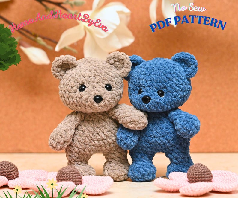 Peut inclure: Deux ours en peluche crochet&eacute;s, l'un brun et l'autre bleu, debout sur une surface brun clair avec des fleurs roses. Le texte "No Sew PDF PATTERN" est dans le coin sup&eacute;rieur droit de l'image.