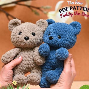 Peut inclure: Deux ours en peluche crochet&eacute;s, l'un brun et l'autre bleu, sont tenus dans les mains d'une personne. Les ours ont des yeux et des nez noirs. Le texte "No Sew PDF PATTERN Teddy the Bear" est affich&eacute; au-dessus des ours.