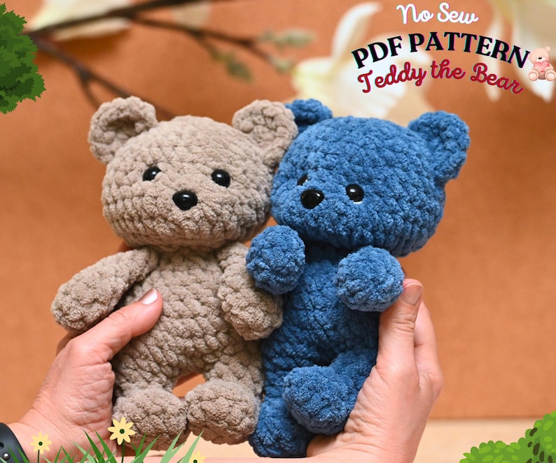 Peut inclure: Deux ours en peluche crochet&eacute;s, l'un brun et l'autre bleu, sont tenus dans les mains d'une personne. Les ours ont des yeux et des nez noirs. Le texte "No Sew PDF PATTERN Teddy the Bear" est affich&eacute; au-dessus des ours.