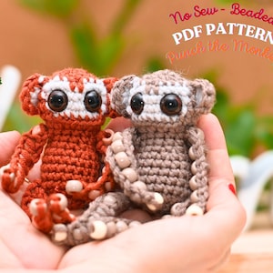 Könnte beinhalten: Zwei kleine, gehäkelte Affenfiguren in Braun- und Orangetönen mit großen schwarzen Augen und Perlenakzenten. Der Text "No Sew - Beaded PDF PATTERN Punch the Monkey" ist im Hintergrund sichtbar.