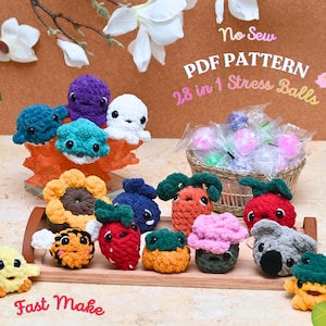 Puede incluir: Una colección de bolas antiestrés de ganchillo hechas a mano en varias formas, incluyendo pulpos, frutas y flores. La imagen también muestra una cesta de bolas antiestrés y el texto "No Sew PDF Pattern 28 in 1 Stress Balls" y "Fast Make."